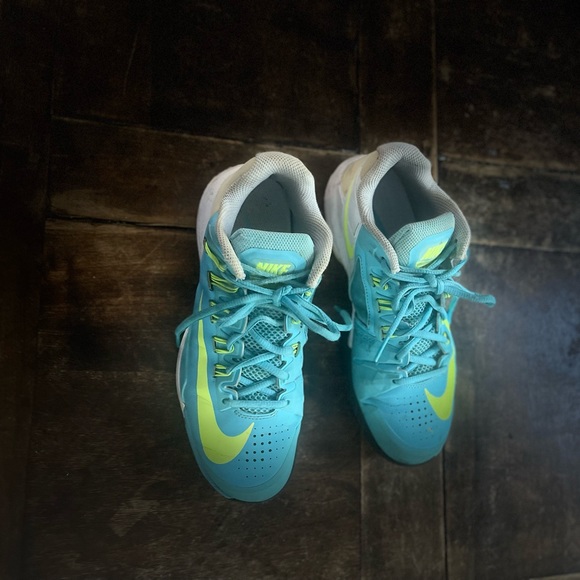 Nike tennis shoes - Picture 3 of 10